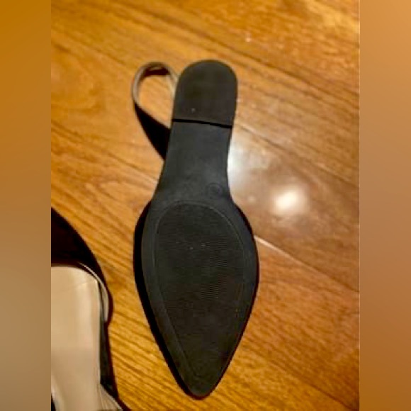 Woman’s Merona closed pointed toe flats - Picture 2 of 2